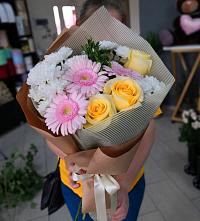 Букет цветов из:  Герберы, Розы и Хризантемы в Актюбинском