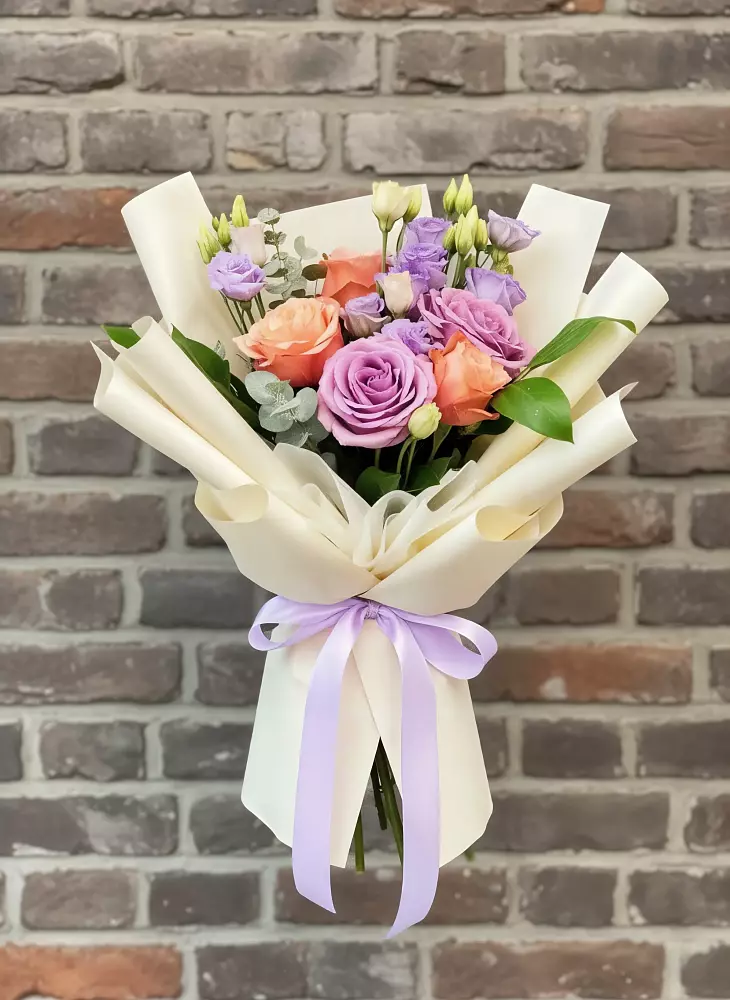 Букет цветов из: Лизиантусы и Розы в Актюбинском