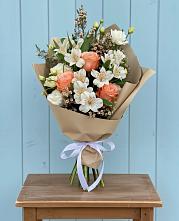 Букет цветов из:  Альстромерии, Лизиантусы, Розы и Хризантемы в Актюбинском