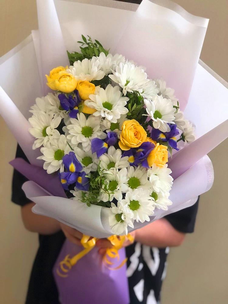 Букет цветов из: Ирисы, Хризантемы и Розы в Актюбинском