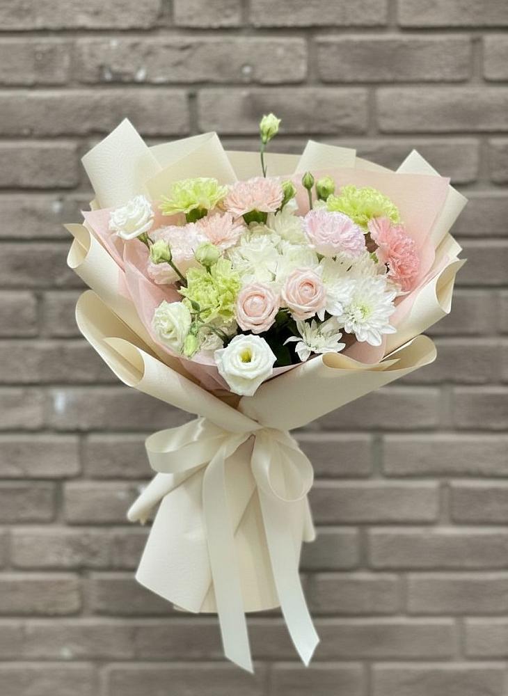 Букет цветов из: Гвоздики, Розы, Лизиантусы и Хризантемы в Актюбинском